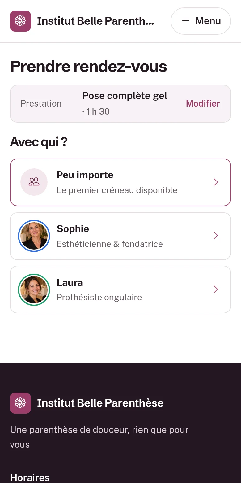 Sur téléphone, l'étape « Avec qui ? » : les collaboratrices qui réalisent la prestation, avec leur photo, et le choix « Peu importe ».