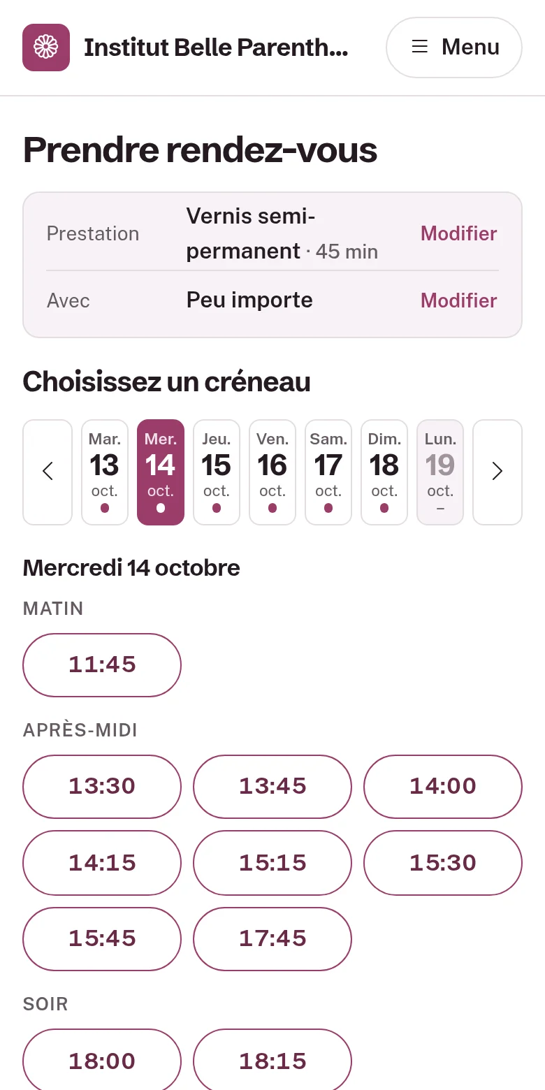 Une réservation sur téléphone : le client choisit un jour, puis une heure parmi les créneaux libres.