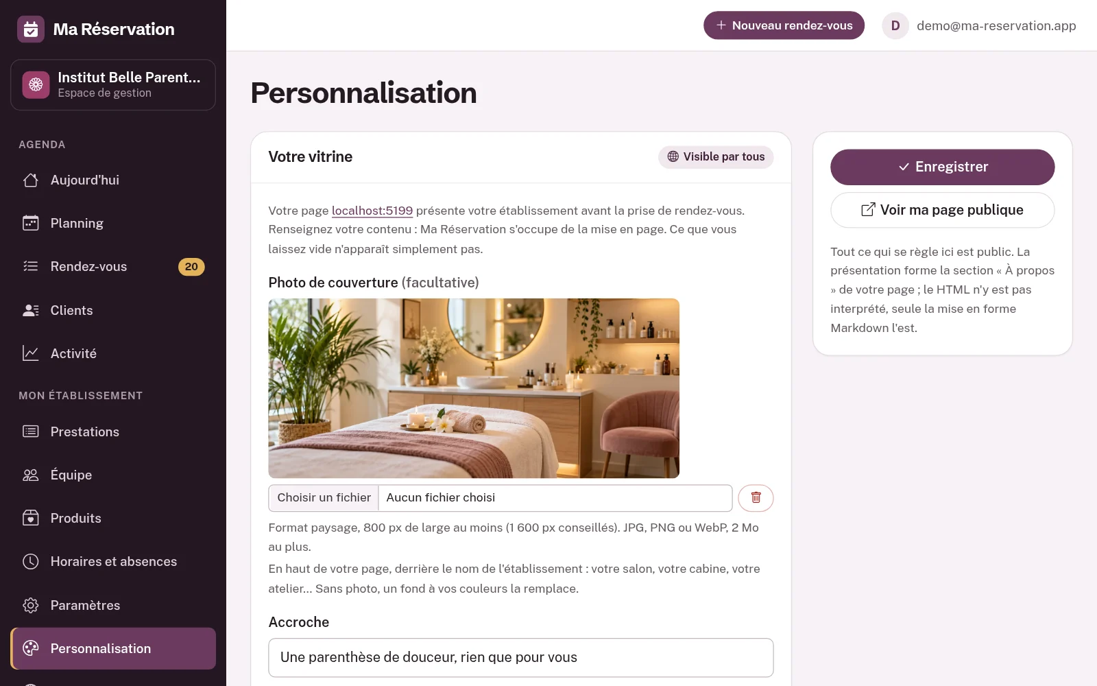 La page Personnalisation de l'espace de gestion : photo de couverture, accroche, liens, couleur et icône de l'établissement.