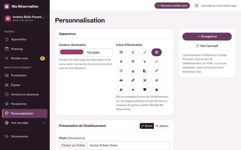 Page Personnalisation : carte Apparence avec la couleur dominante et les 20 icônes, carte Présentation de l'établissement, boutons Enregistrer et Voir l'accueil