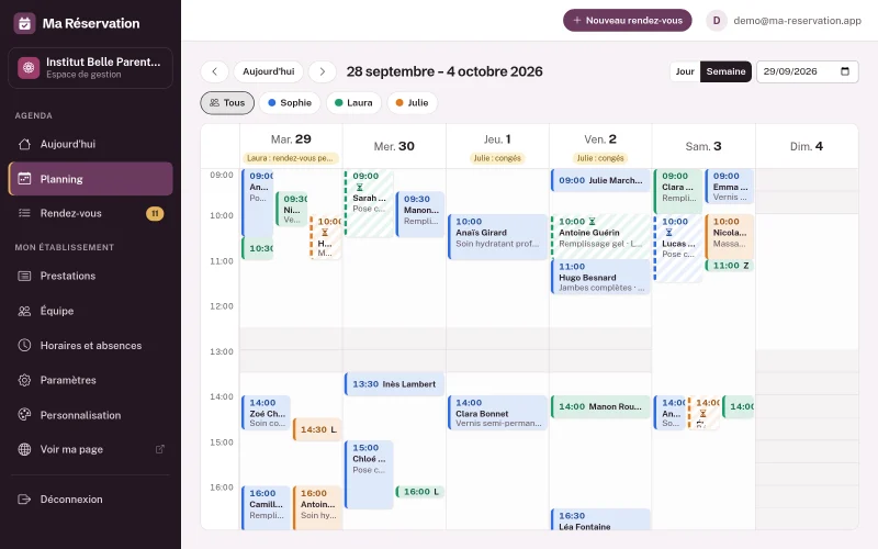 Semaine en vue Tous : les en-têtes des jours portent les mentions « Laura : rendez-vous personnel » et « Julie : congés »