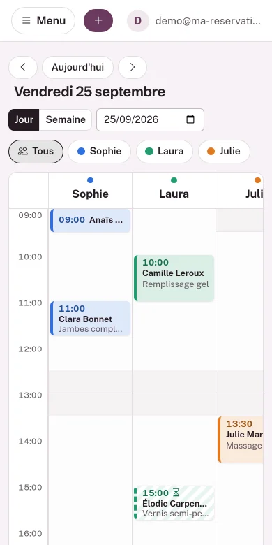 Planning sur téléphone : vue jour, filtres, colonnes des collaboratrices et bouton + en haut