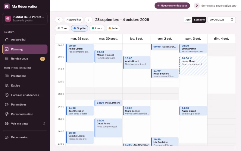 Planning de la semaine filtré sur Sophie : le dimanche est ouvert, sur fond blanc, de 10:00 à 13:00