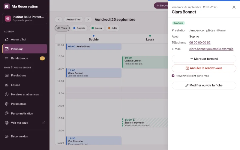 Panneau d'un rendez-vous confirmé : horaire, client, statut, prestation, collaboratrice, téléphone, e-mail, commentaire, boutons d'action et « Modifier ou voir la fiche »