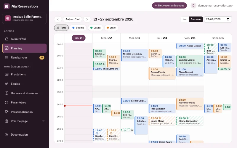 Planning en vue semaine : filtres Tous, Sophie, Laura et Julie, blocs de rendez-vous colorés, demandes à confirmer rayées avec un sablier