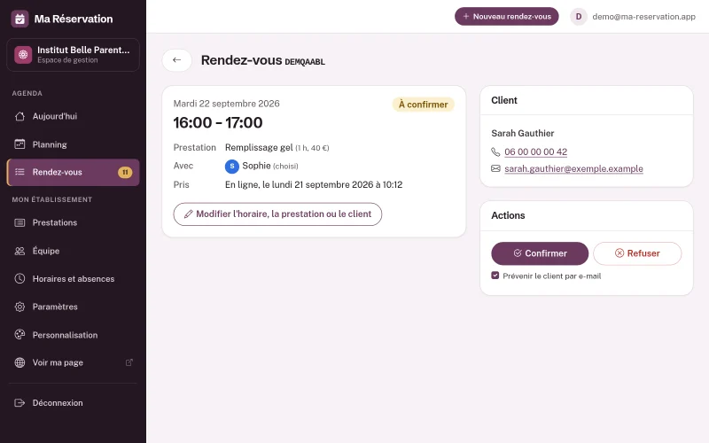 Fiche d'une demande à confirmer : date, horaire, statut, prestation, « Avec Sophie (choisi) », Pris en ligne, cartes Client et Actions