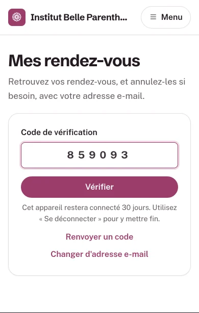 Saisie du code de vérification reçu par e-mail, sur un téléphone